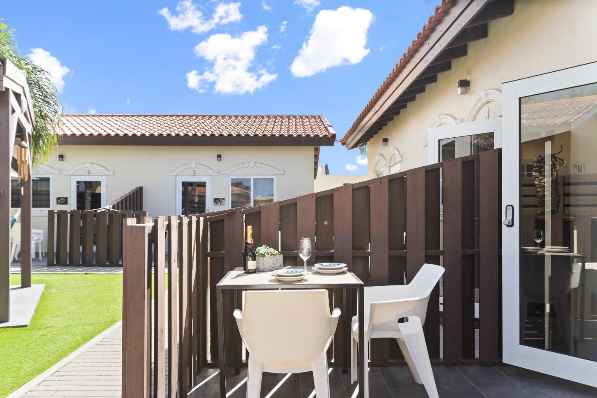 Little Sea Apartment Noord Exterior photo